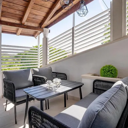 Jure Apartment *